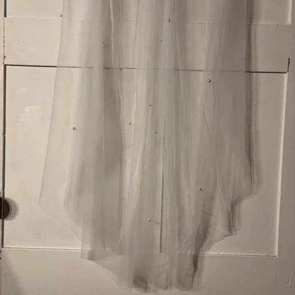 Wedding Veil with Pearl Bow - Picture 5 of 7